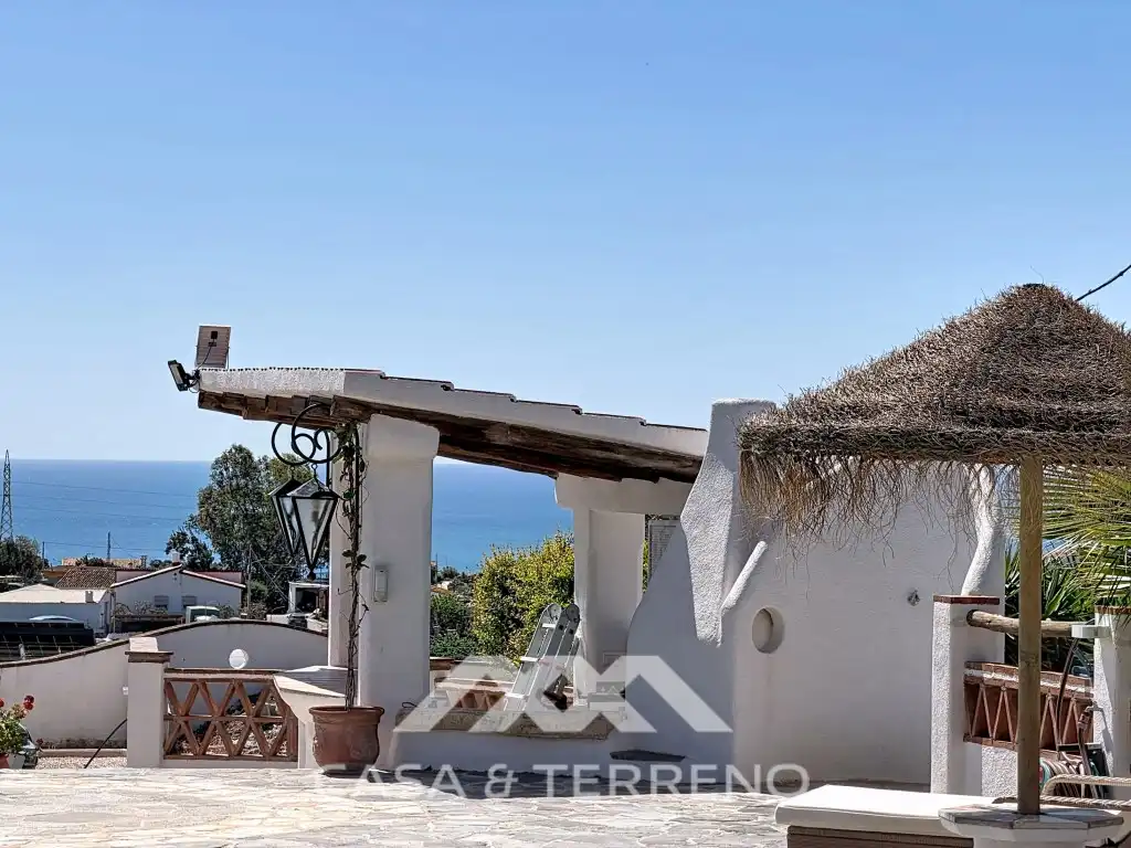 Vista exterior de Casa o xalet en venda en Vélez-Málaga amb Aire condicionat, Jardí privat i Terrassa