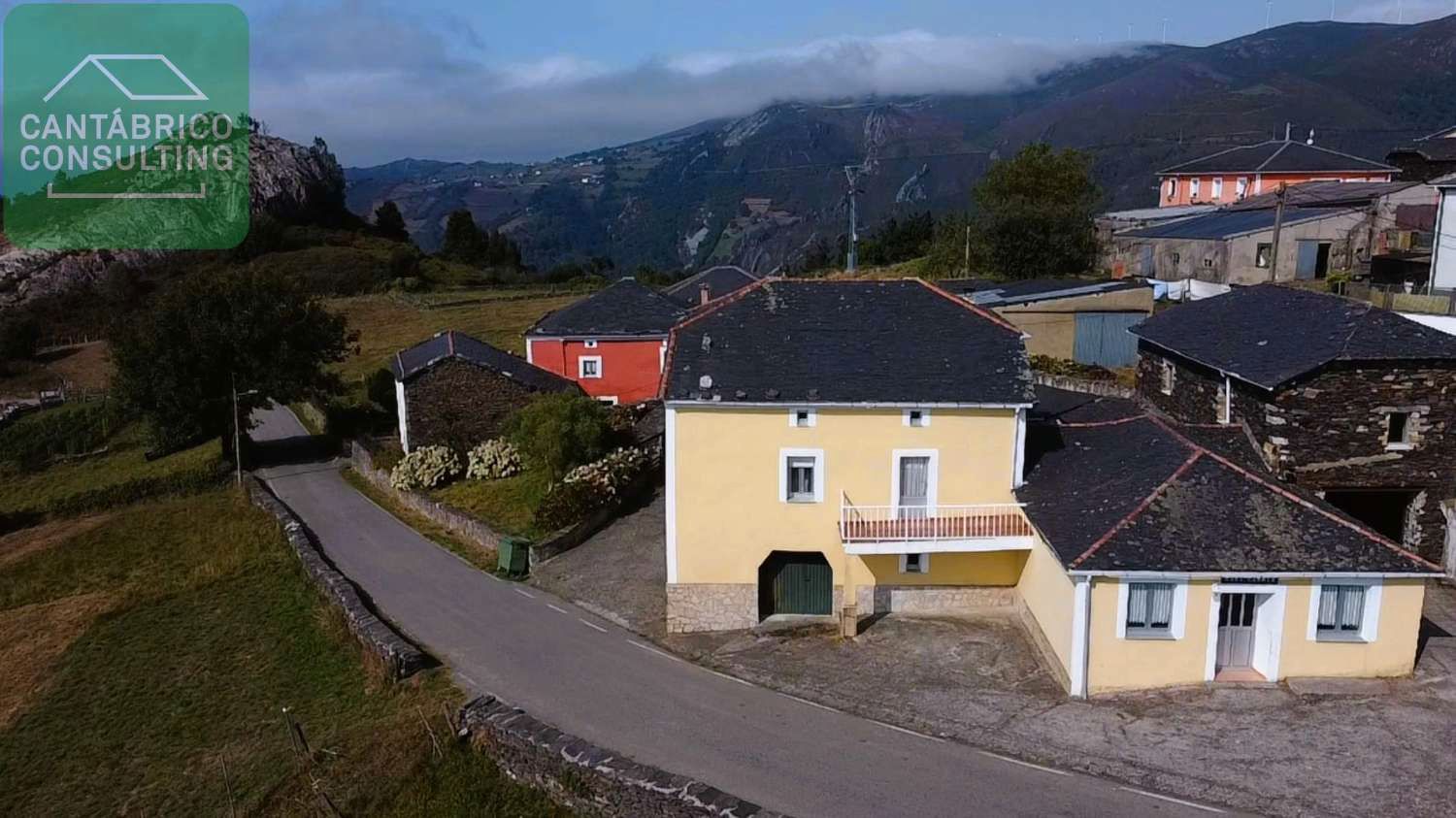 Vista exterior de Finca rústica en venda en Villayón amb Calefacció, Parquet i Terrassa