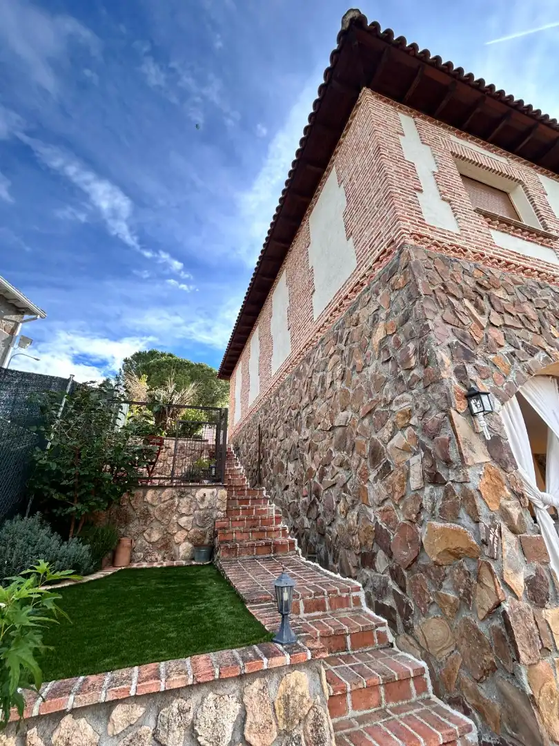 Vista exterior de Casa o xalet en venda en Santa Cruz del Retamar amb Aire condicionat, Calefacció i Jardí privat