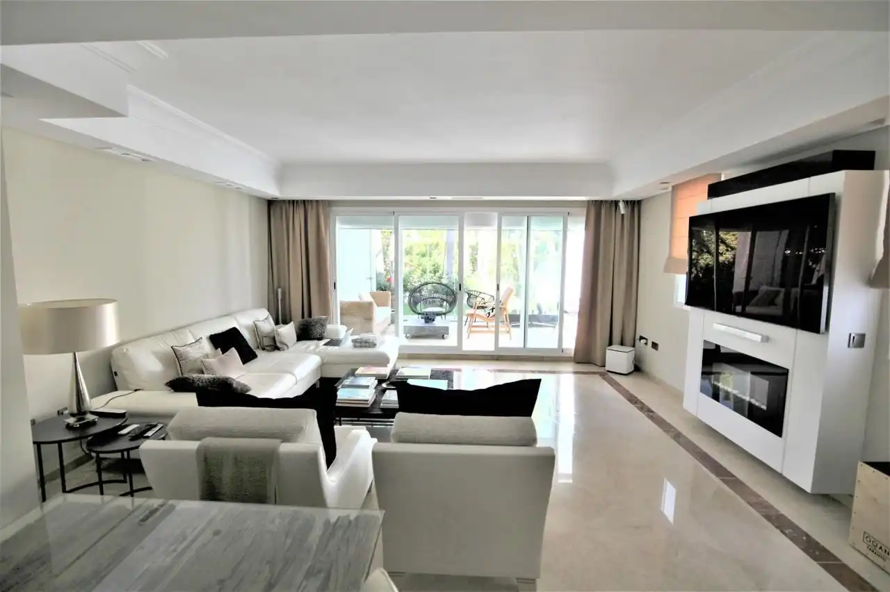 Sala d'estar de Casa o xalet de lloguer en Marbella amb Aire condicionat, Calefacció i Jardí privat