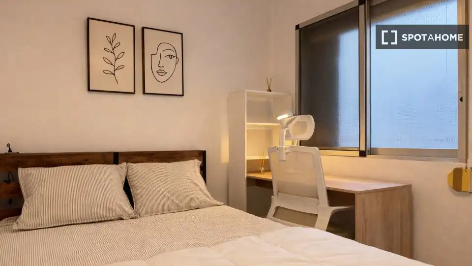Habitación de Piso de alquiler en Valencia con Aire acondicionado, Calefacción y Amueblado