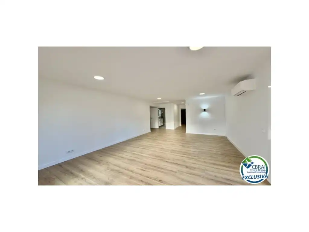 Flat with lift for sale in Avenida De La Gola De L'Estany 55, imagen 2