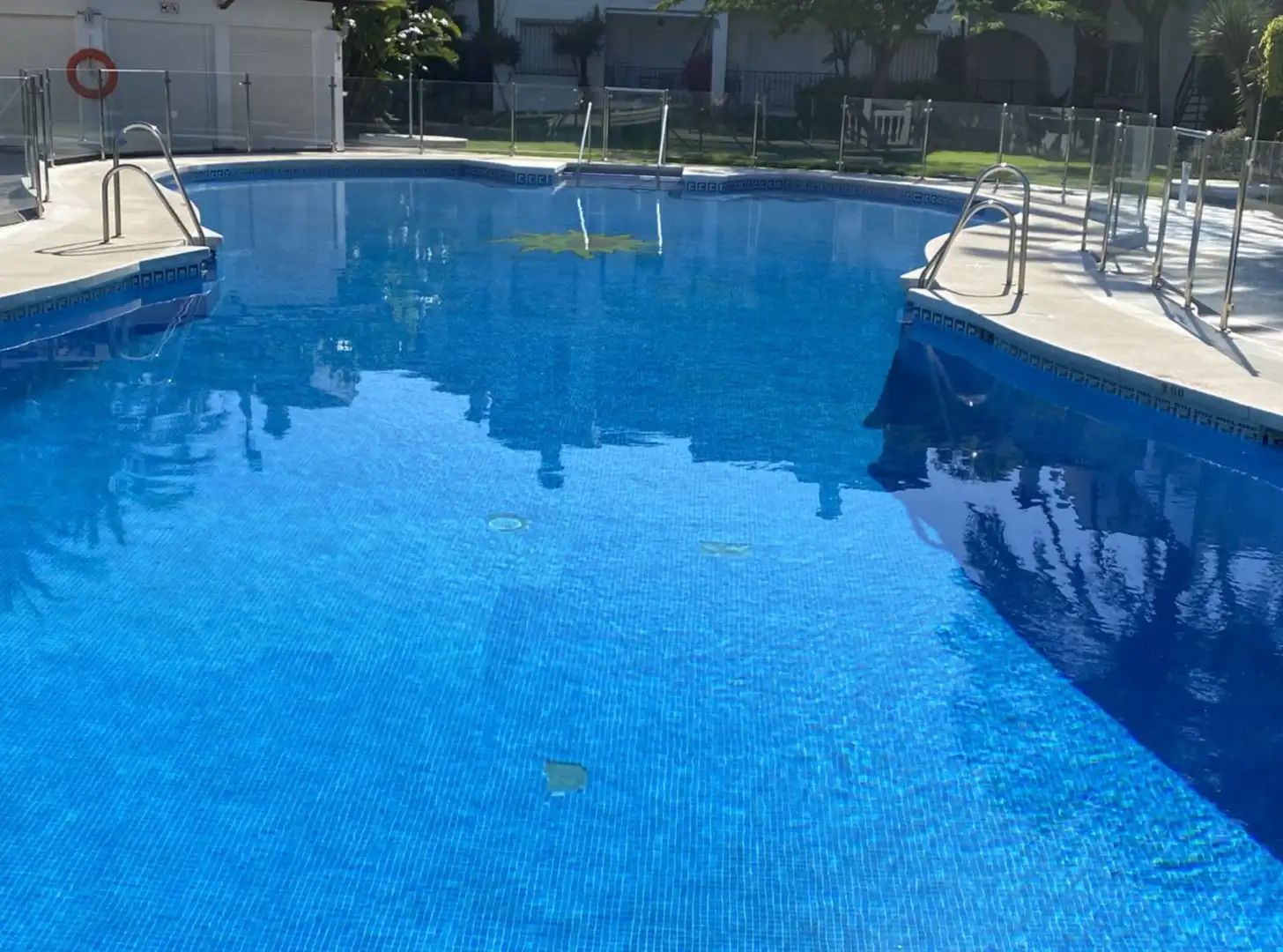 Piscina de Piso de alquiler en Estepona con Aire acondicionado, Terraza y Amueblado