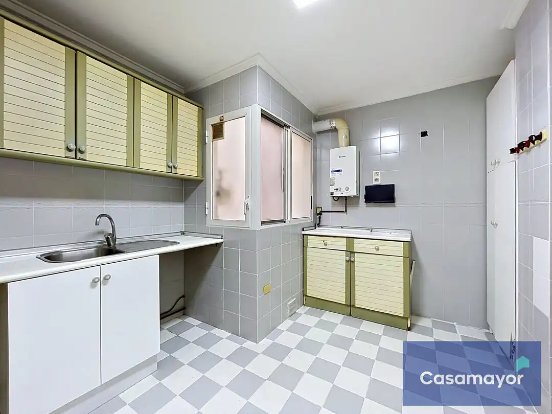 Küche von Wohnung zum Verkauf in Alicante / Alacant mit Klimaanlage, Abstellraum und Balkon