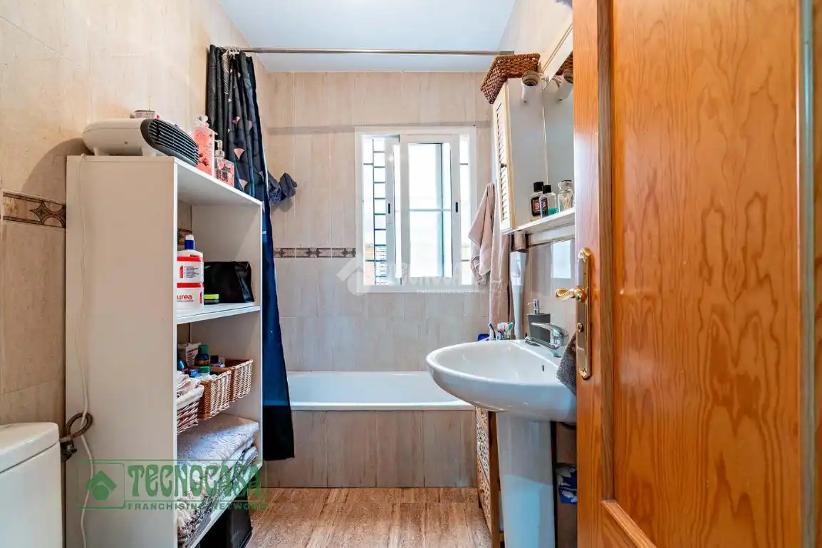 Baño de Piso en venta en Roquetas de Mar con Jardín privado, Terraza y Balcón