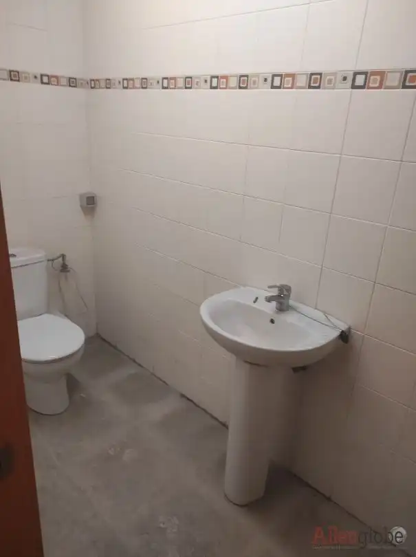 Baño de Local de alquiler en Oviedo  con Aire acondicionado