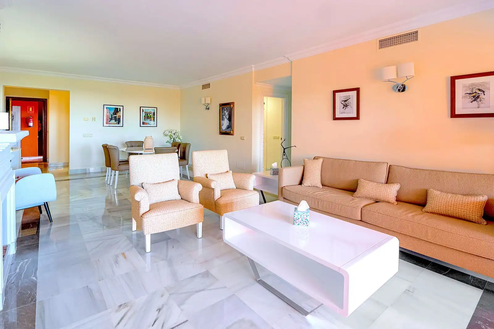 Sala de estar de Apartamento en venta en Benahavís con Terraza, Amueblado y Piscina comunitaria