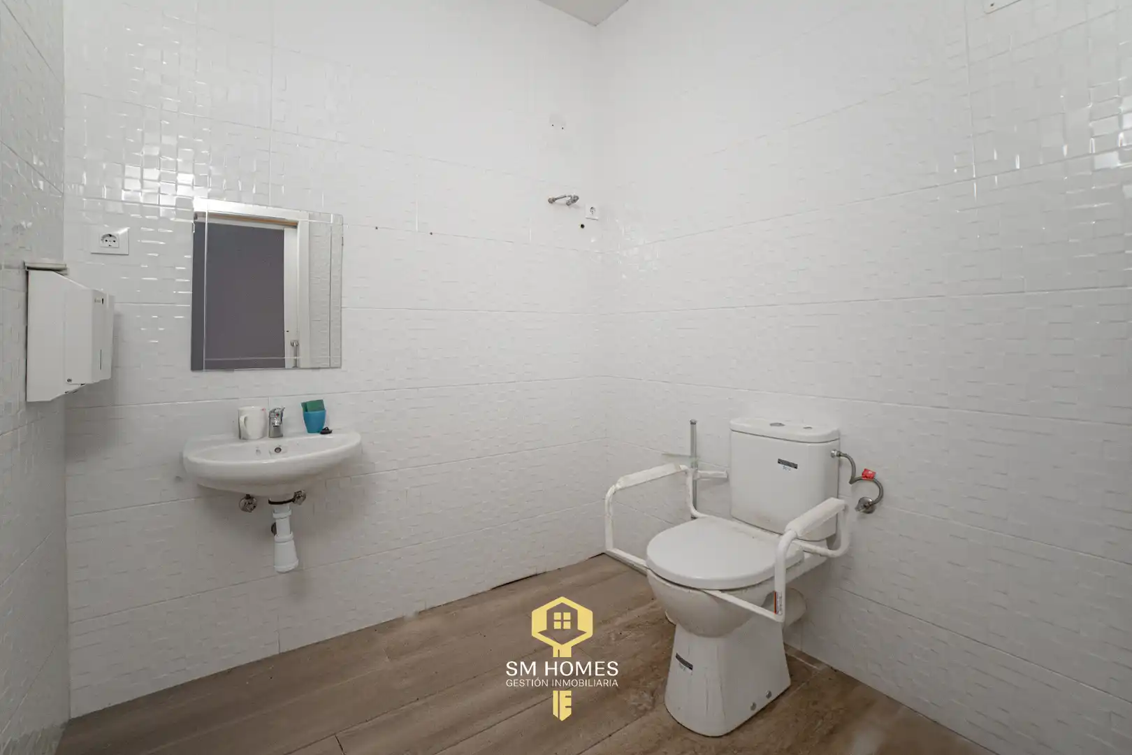 Bathroom of Commercial properties for rent in Coslada