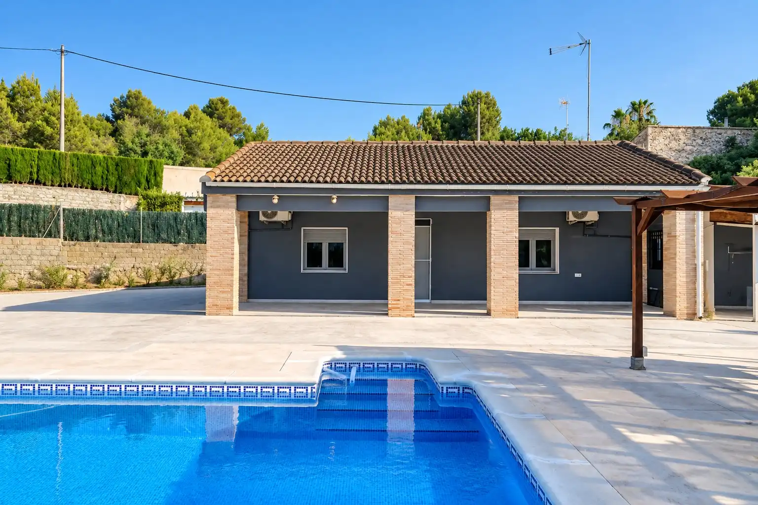 Detached house with pool for sale in cortixelles