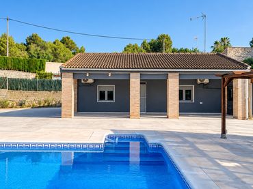 Detached house with pool for sale in cortixelles