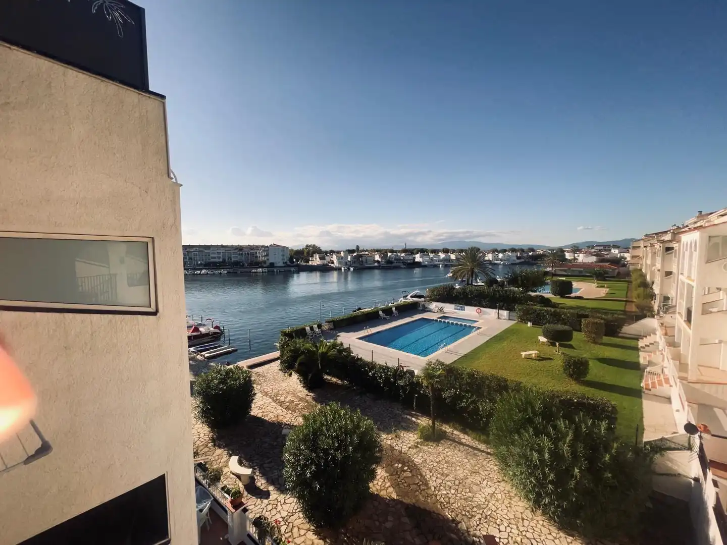 Piscina de Apartament en venda en Empuriabrava amb Aire condicionat, Calefacció i Jardí privat