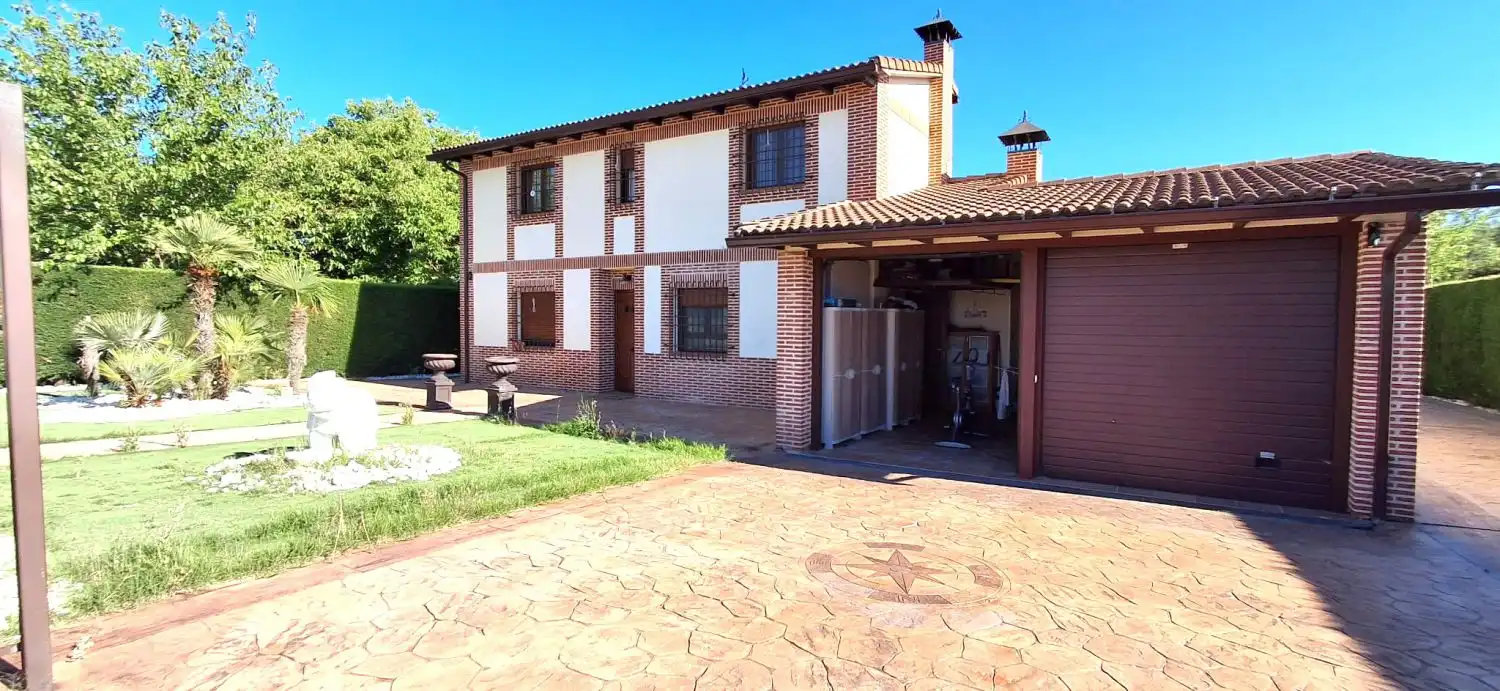 Vista exterior de Casa o xalet en venda en Villanueva de Duero amb Calefacció, Jardí privat i Traster