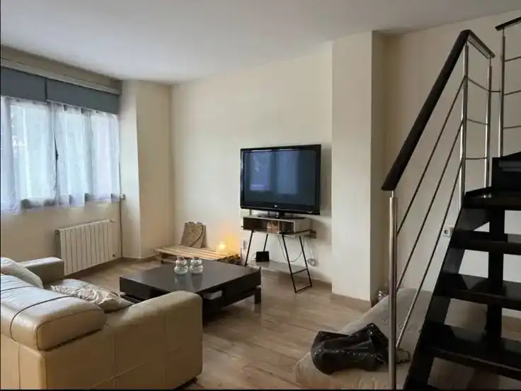 Sala d'estar de Dúplex de lloguer en Castelló d'Empúries amb Aire condicionat, Parquet i Traster
