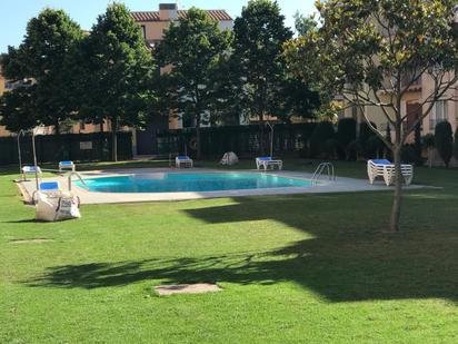 Schwimmbecken von Wohnungen zum verkauf in Empuriabrava mit Klimaanlage, Terrasse und Balkon