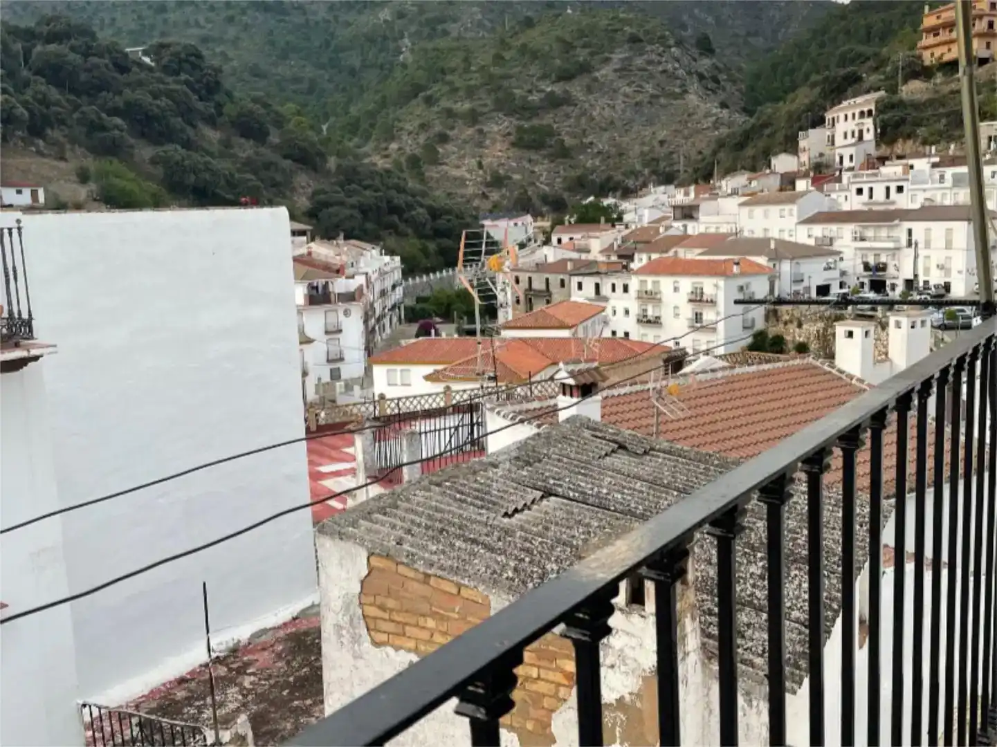 Vista exterior de Casa adosada en venda en Igualeja amb Traster, Moblat i Balcó
