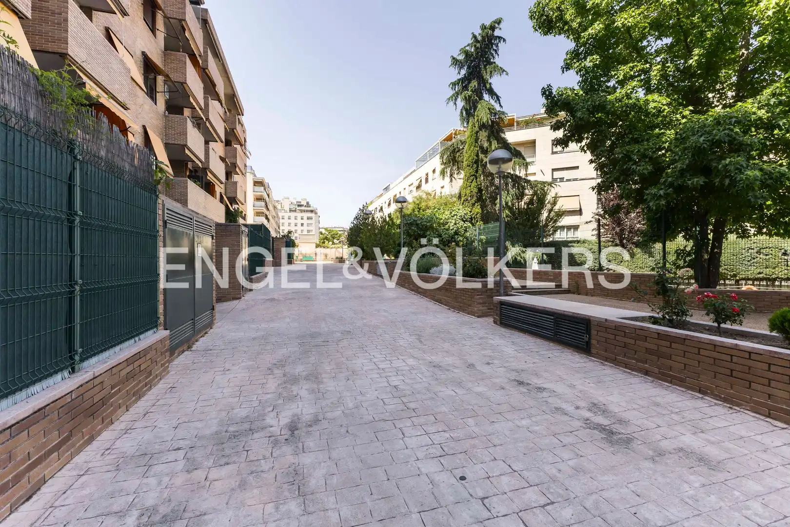 Vista exterior de Piso en venta en Madrid con Calefacción, Parquet y Terraza