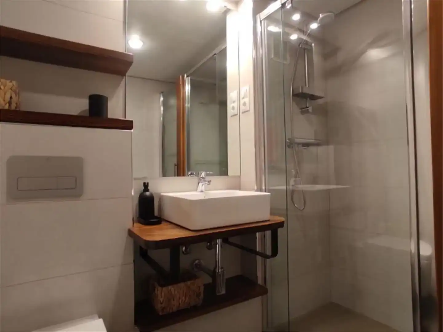 Badezimmer von Wohnung zur Miete in Vielha e Mijaran mit Privatgarten, Parkett und Abstellraum