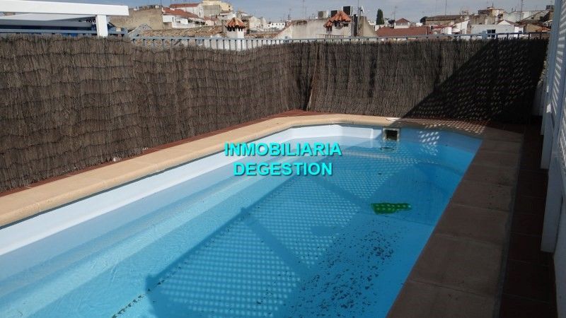 Piscina de Àtic en venda en Linares amb Aire condicionat, Calefacció i Jardí privat
