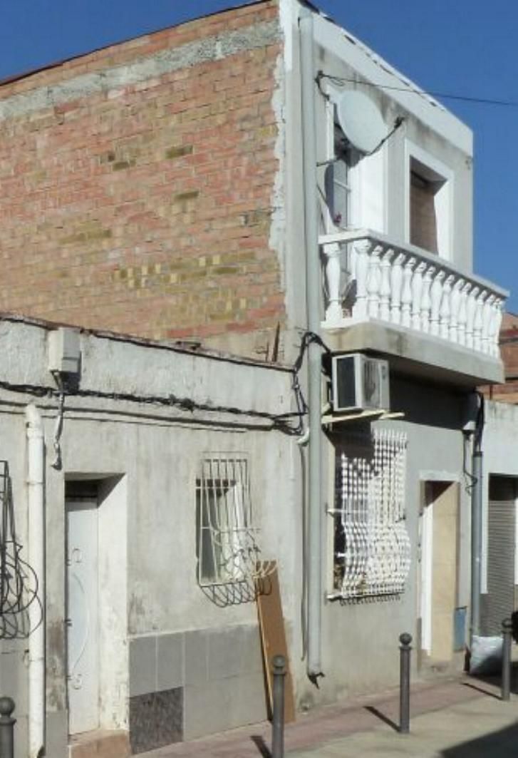 Vista exterior de Casa adosada en venda en Reus amb Balcó