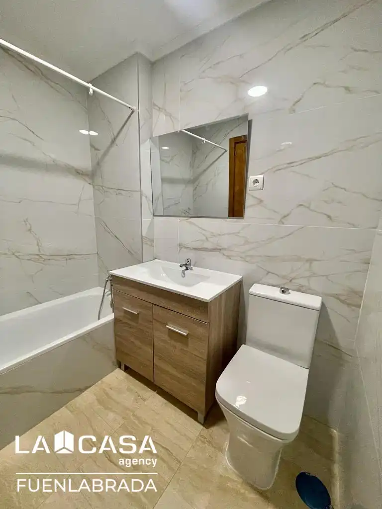 Baño de Piso en venta en Fuenlabrada con Horno y Lavadora