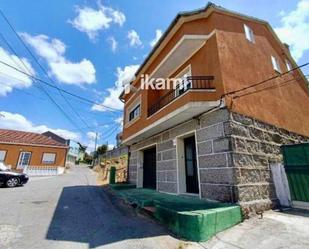 Vista exterior de Casa o xalet en venda en Vilagarcía de Arousa amb Calefacció, Terrassa i Traster