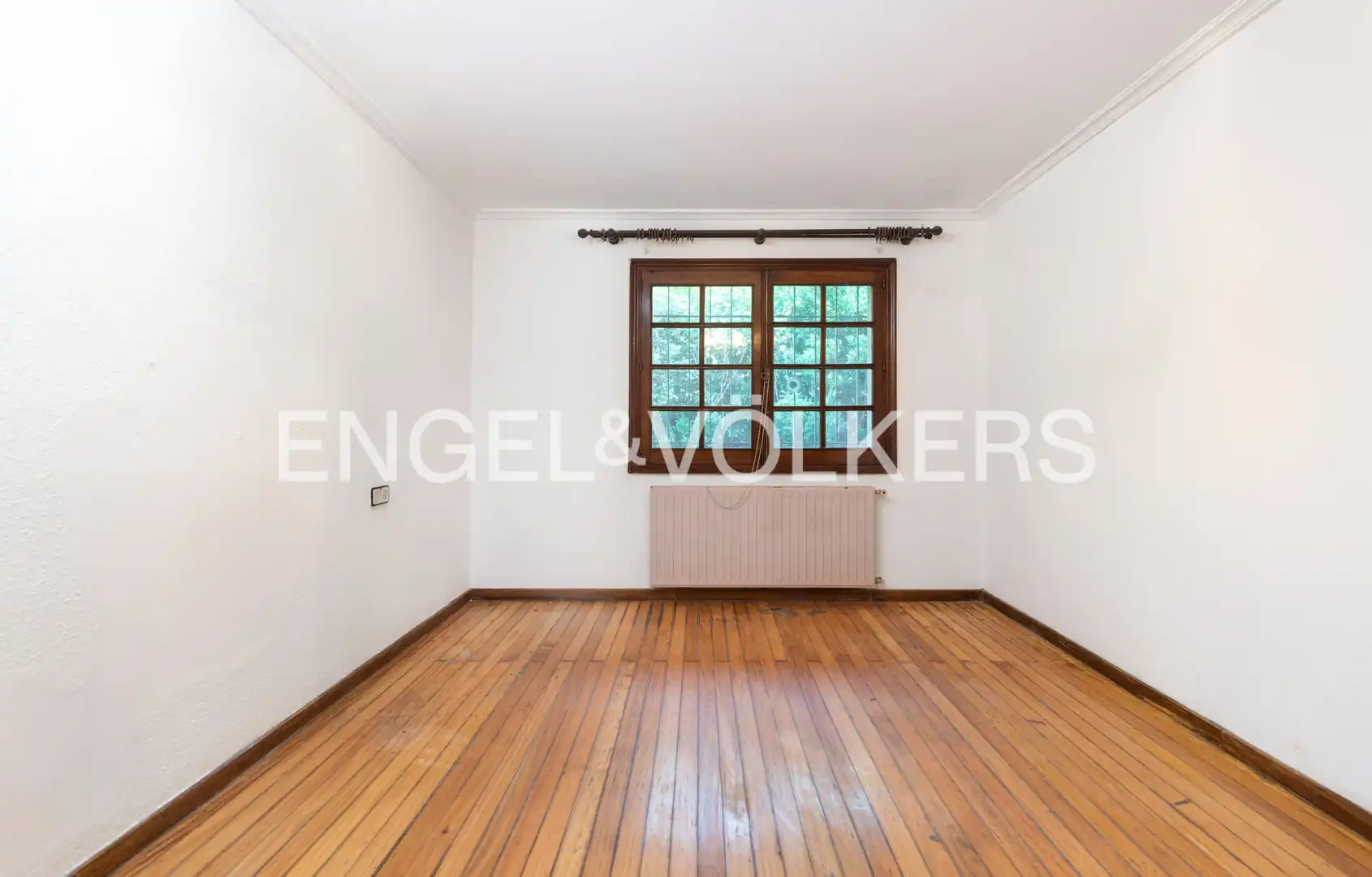 Menjador de Casa o xalet en venda en Gijón  amb Calefacció, Jardí privat i Piscina