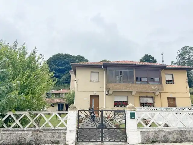 Vista exterior de Casa adosada en venda en Reocín amb Jardí privat, Terrassa i Traster