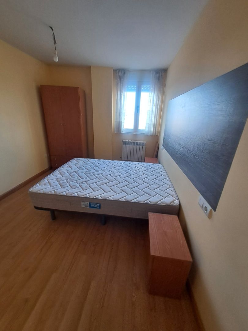 Dormitori de Pis de lloguer en Calvarrasa de Abajo amb Calefacció, Parquet i Moblat