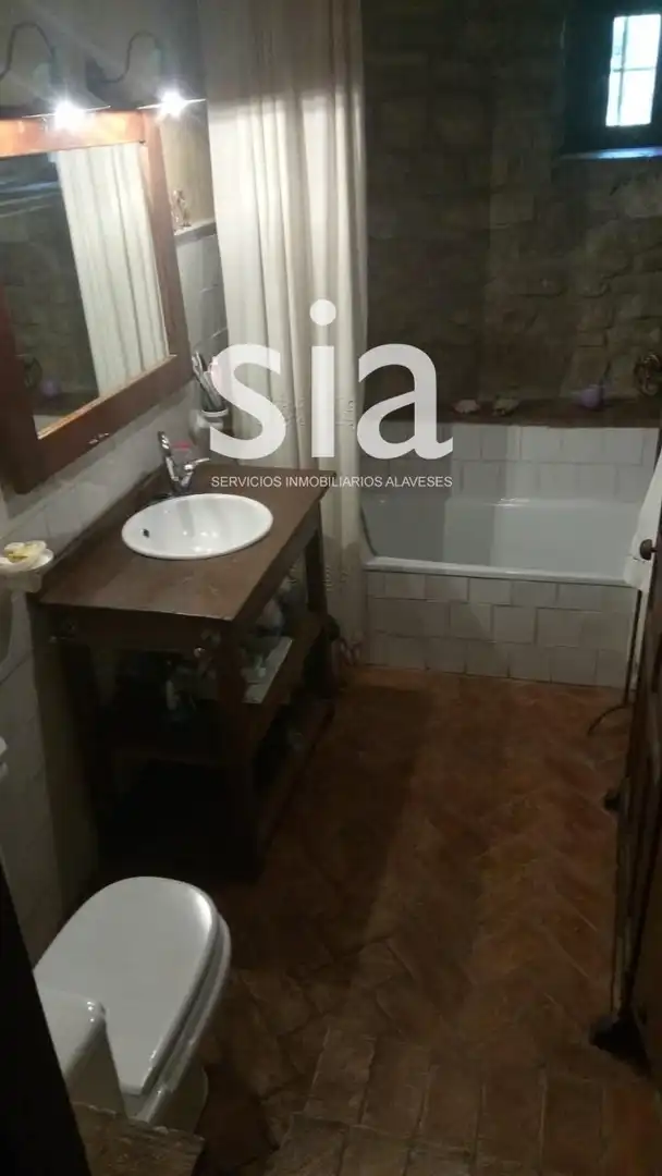 Baño de Casa o chalet en venta en Armiñón con Calefacción y Jardín privado