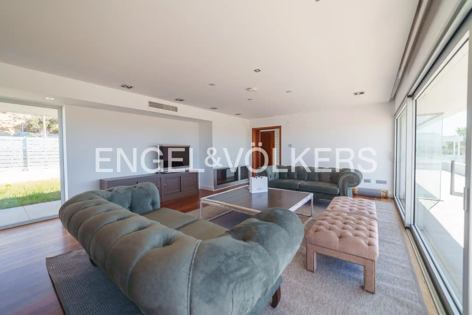 Living room of Houses for sale in Jerez de la Frontera  with Air Conditioner, Heating and Private garden