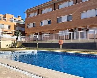 Piscina de Casa adosada en venda en Cubelles amb Aire condicionat, Terrassa i Balcó