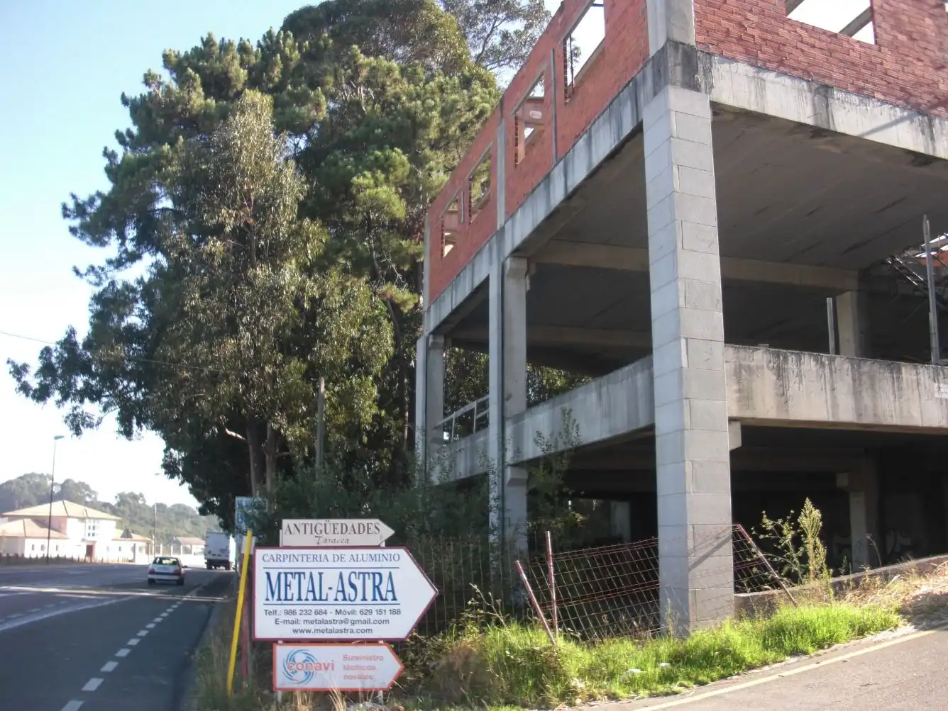 Vista exterior de Nau industrial en venda en Vigo 