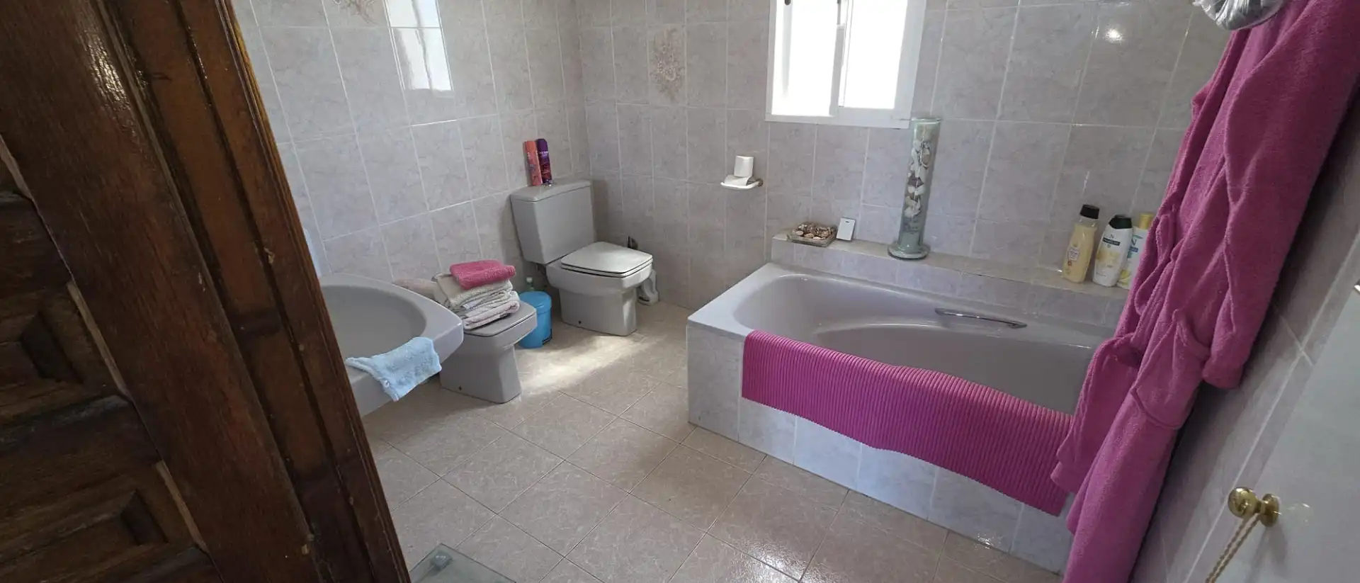 Badezimmer von Einfamilien-Reihenhaus zum Verkauf in Alhaurín de la Torre mit Klimaanlage, Privatgarten und Terrasse