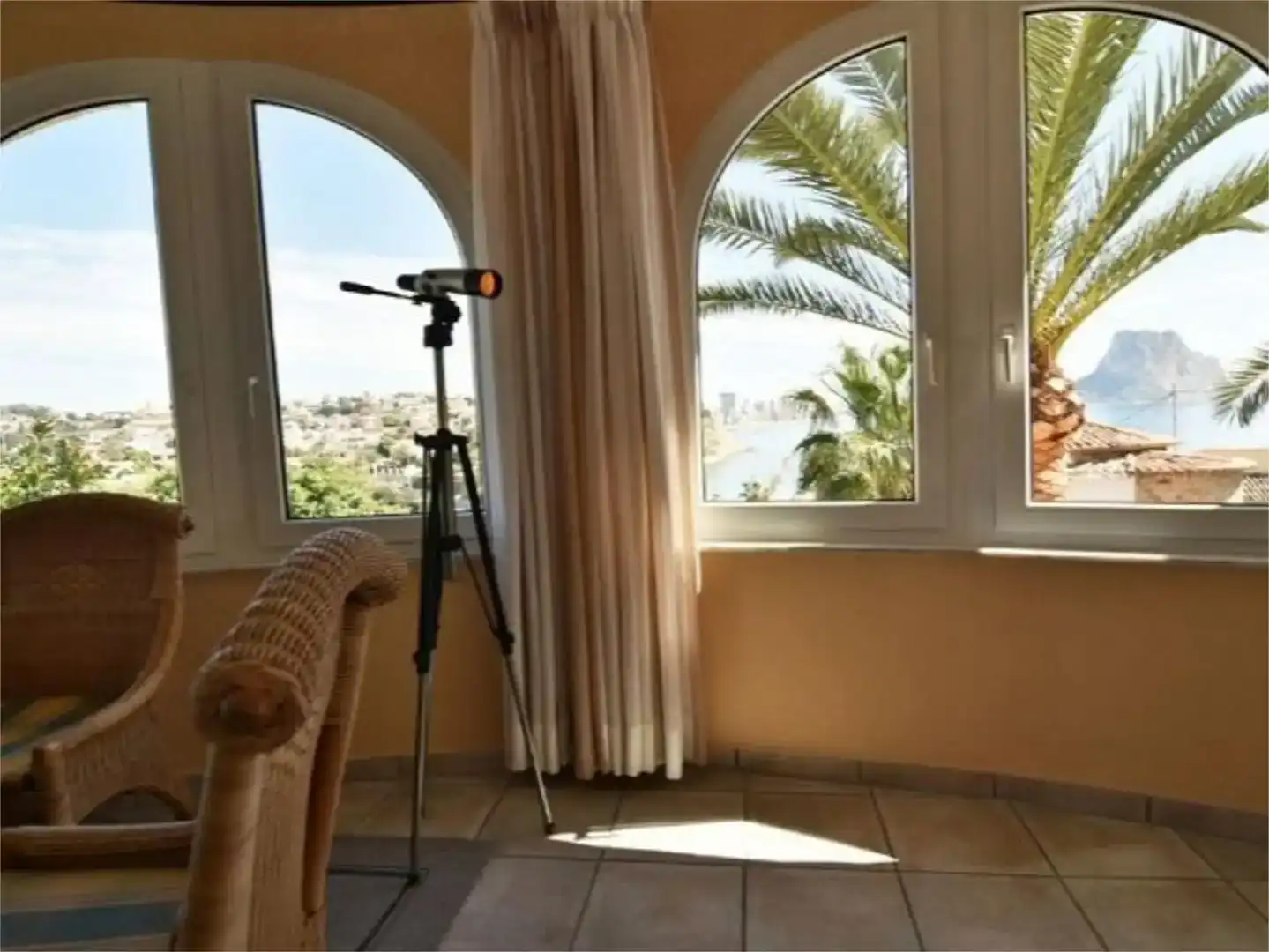 Sala d'estar de Casa o xalet de lloguer en Calpe / Calp amb Aire condicionat, Jardí privat i Traster