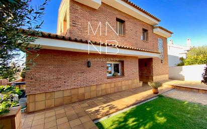 Vista exterior de Casa o xalet en venda en Canet de Mar amb Aire condicionat i Piscina