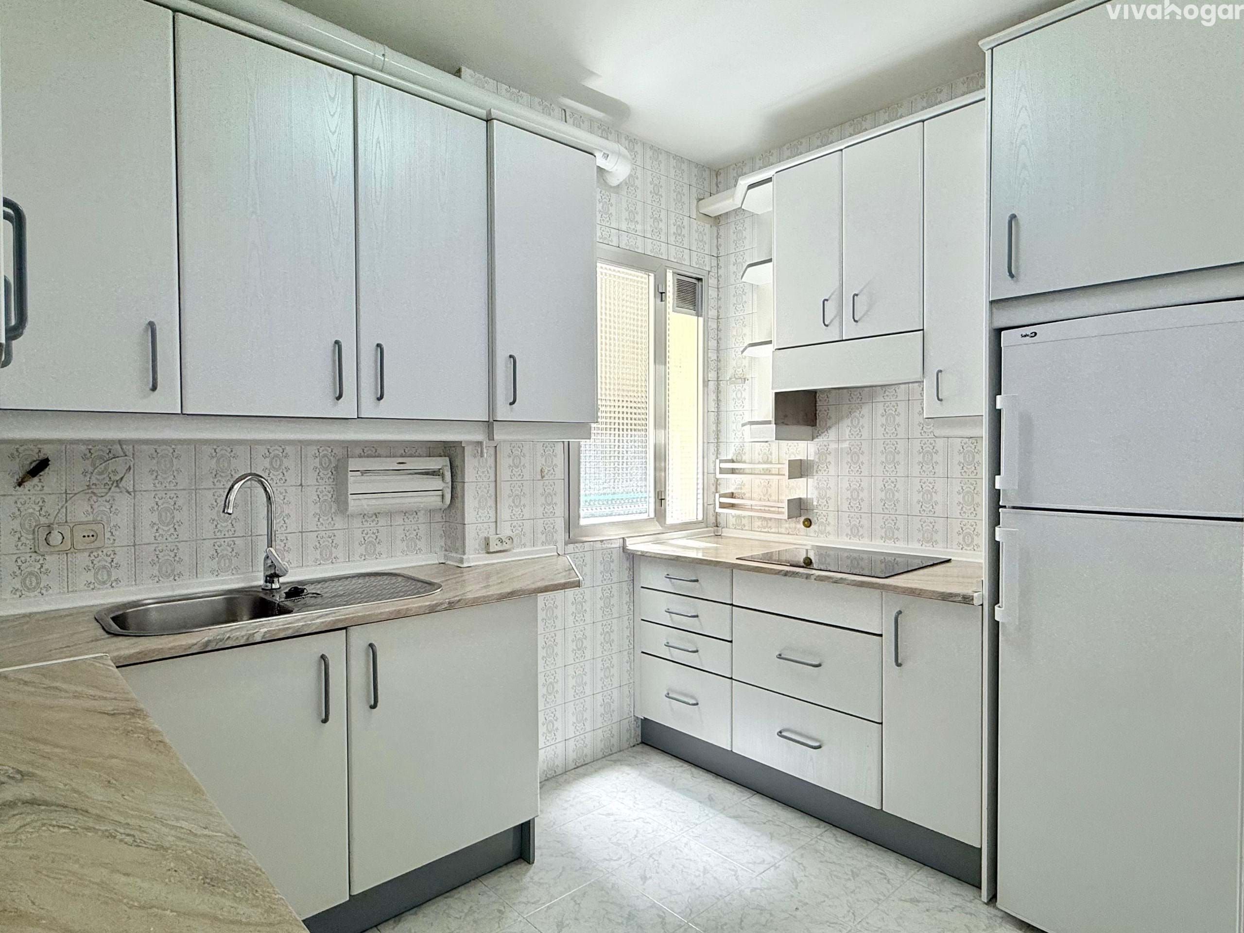 Cocina de Piso de alquiler en  Madrid Capital con Aire acondicionado, Terraza y Piscina