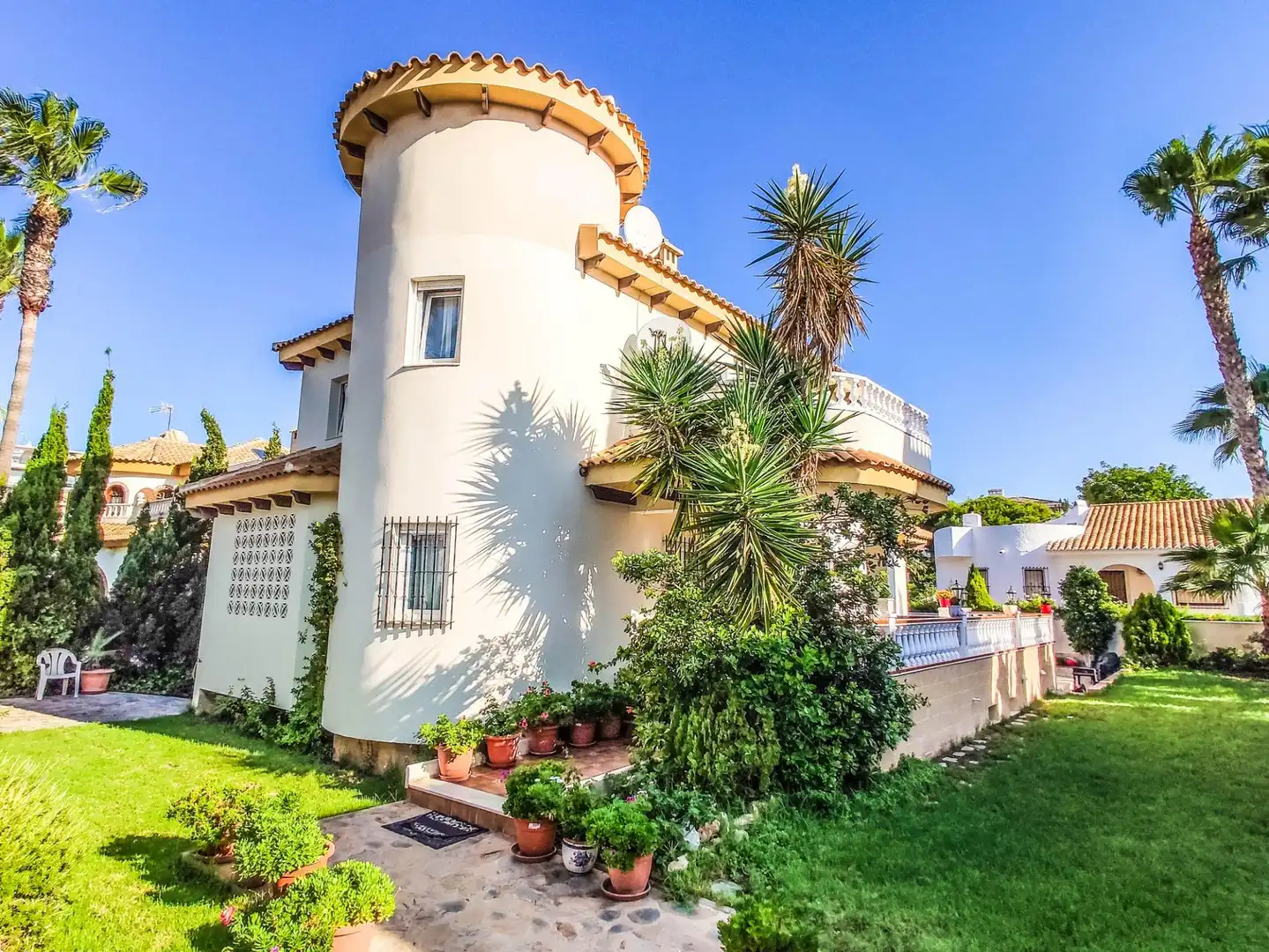 Vista exterior de Casa o xalet de lloguer en Orihuela amb Aire condicionat, Jardí privat i Terrassa