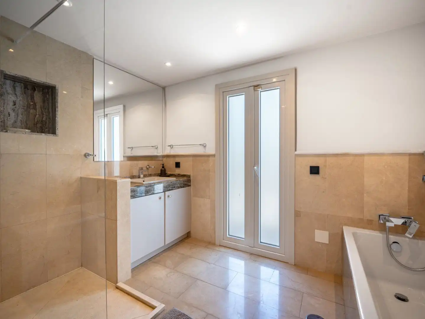 Bany de Casa o xalet en venda en Marbella amb Aire condicionat, Jardí privat i Terrassa