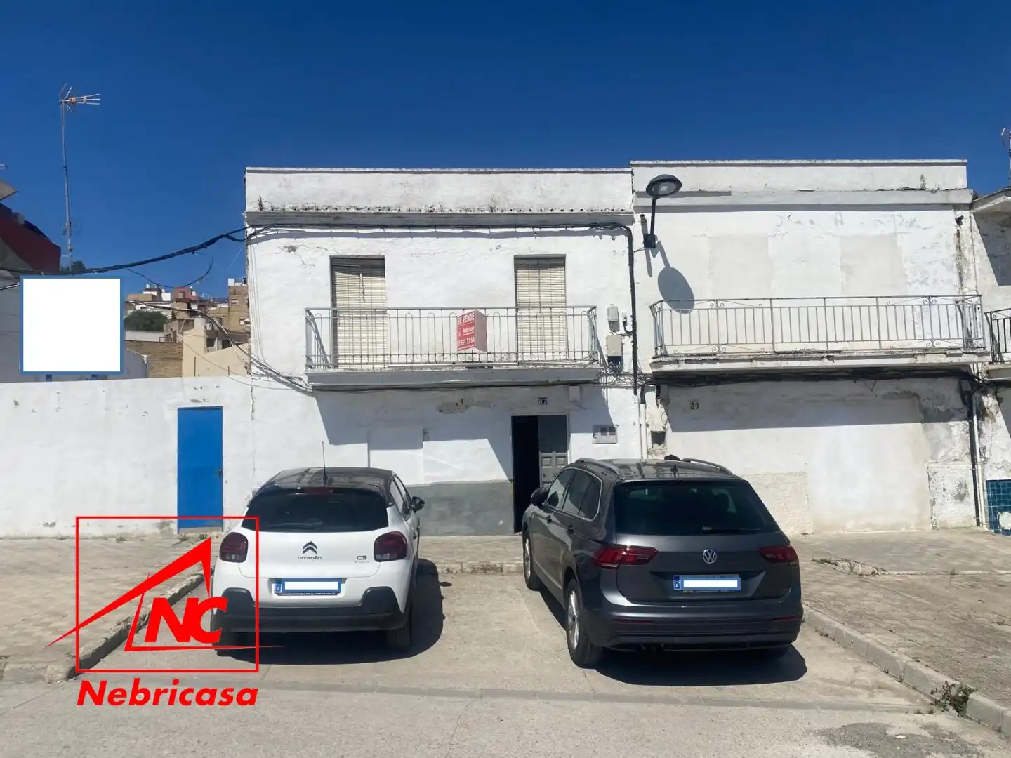 Vista exterior de Casa o xalet en venda en Las Cabezas de San Juan amb Terrassa i Balcó