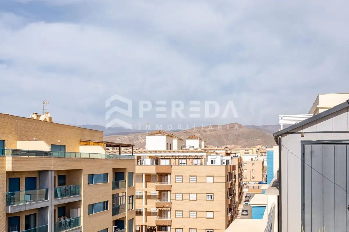 Vista exterior de Ático en venta en Roquetas de Mar con Aire acondicionado, Terraza y Piscina comunitaria