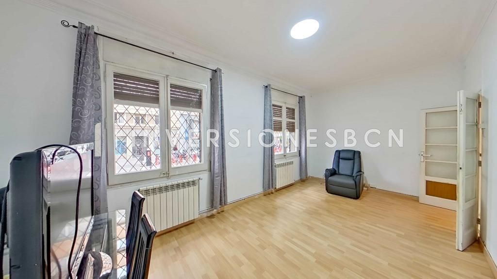 Exterior view of Planta baja for sale in  Barcelona Capital  with Air Conditioner, Heating and Balcony