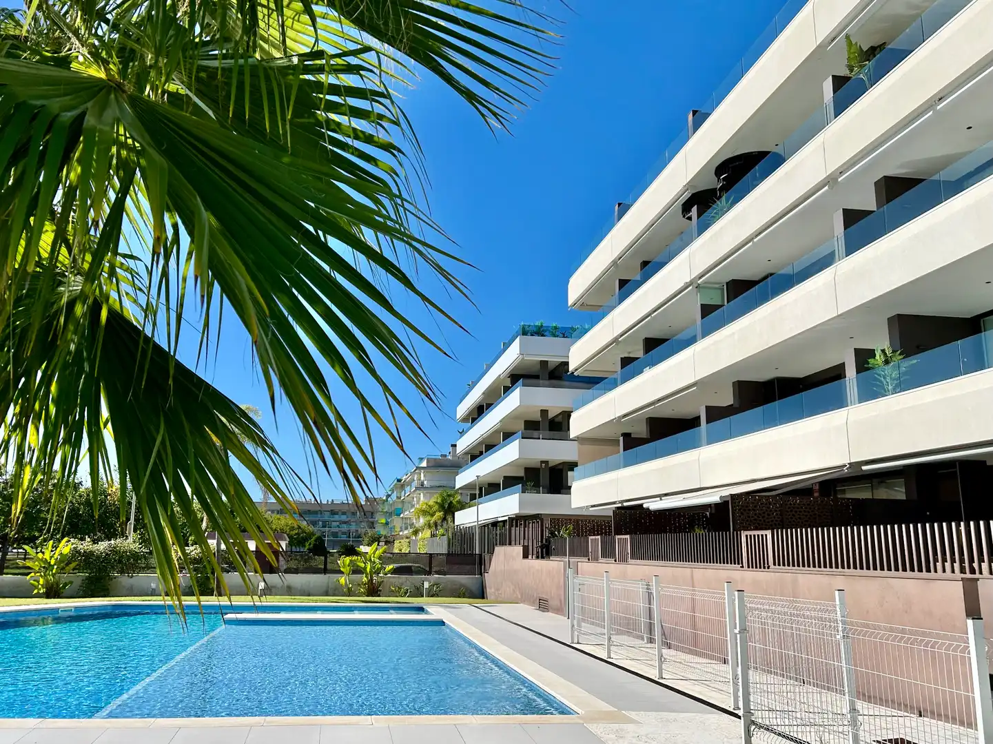 Vista exterior de Àtic en venda en Cambrils amb Aire condicionat, Piscina i Moblat
