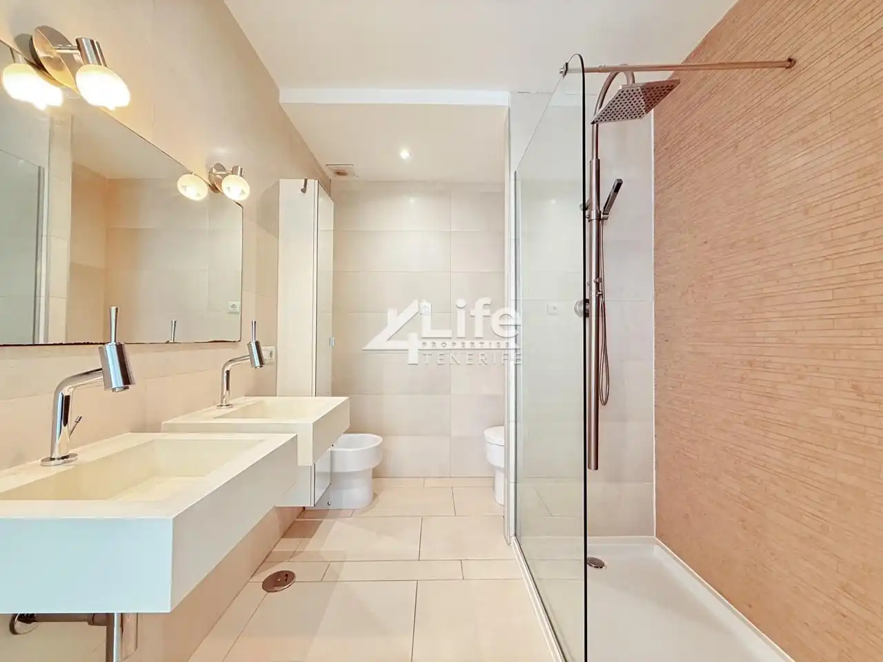Baño de Apartamento de alquiler en Arona con Aire acondicionado, Terraza y Piscina