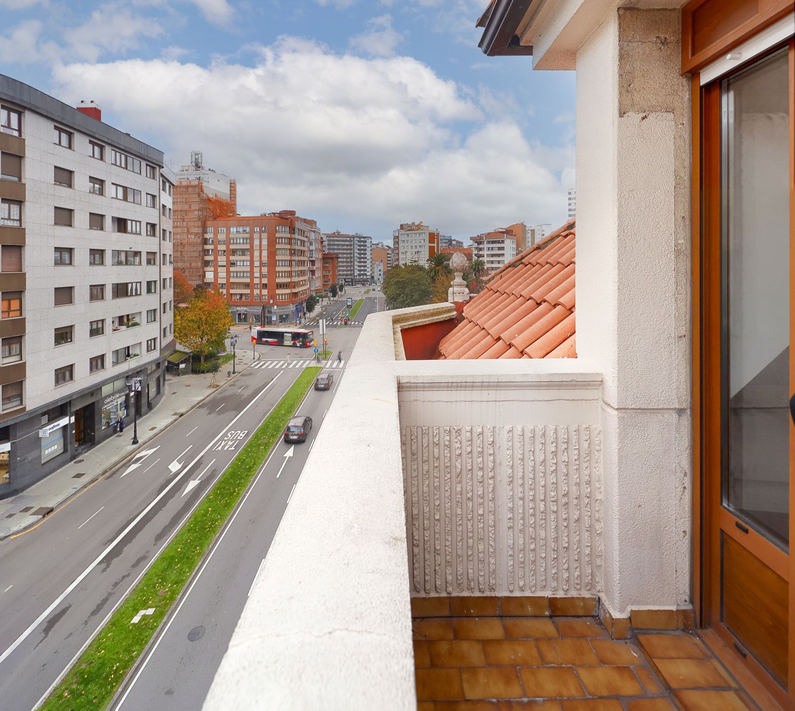 Vista exterior de Pis en venda en Gijón  amb Calefacció, Parquet i Terrassa