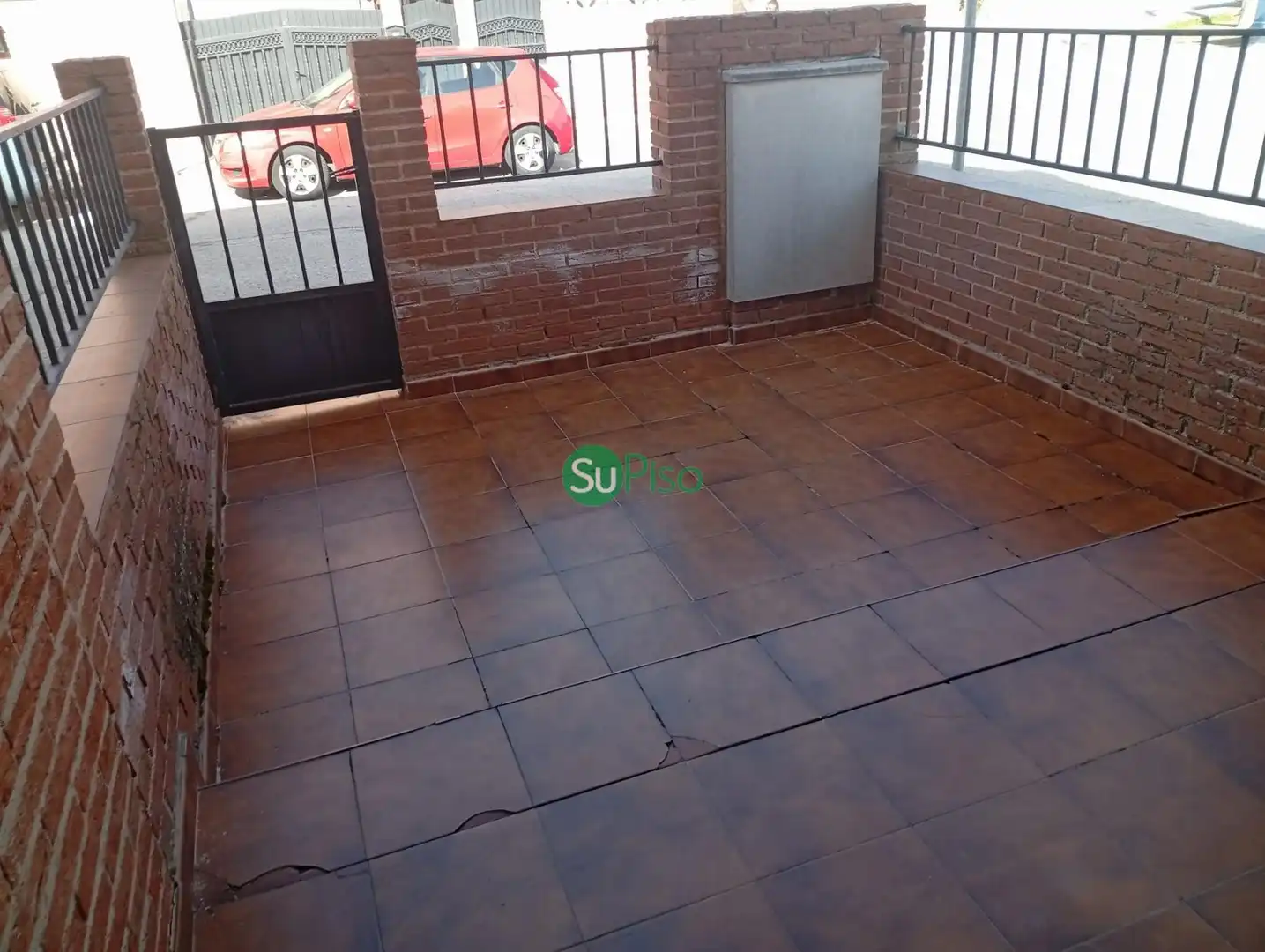 Vista exterior de Casa adosada en venda en Chozas de Canales amb Aire condicionat, Jardí privat i Terrassa