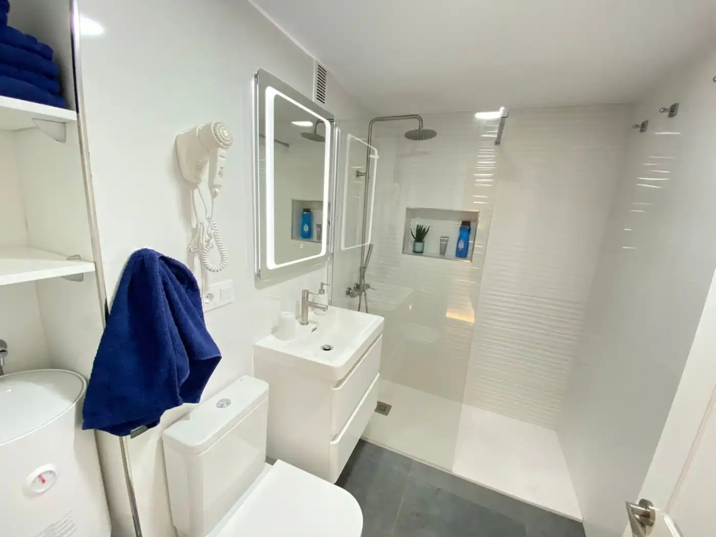 Bany de Apartament de lloguer en San Bartolomé de Tirajana amb Aire condicionat, Moblat i Balcó