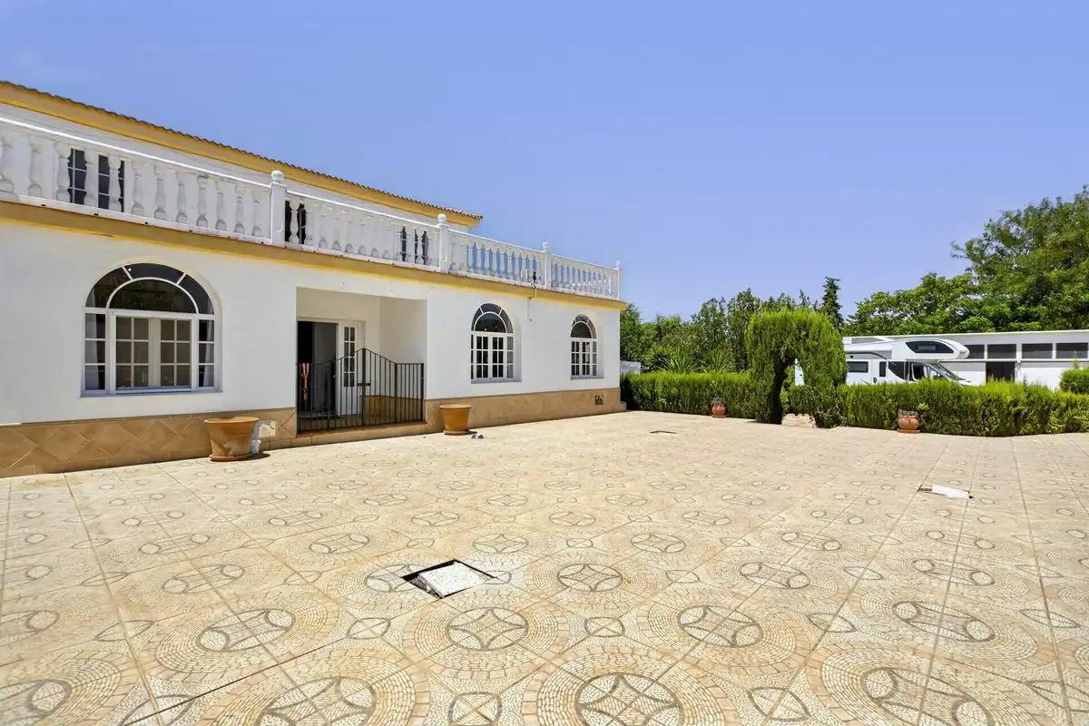 Vista exterior de Casa o xalet en venda en Carmona amb Aire condicionat, Calefacció i Jardí privat