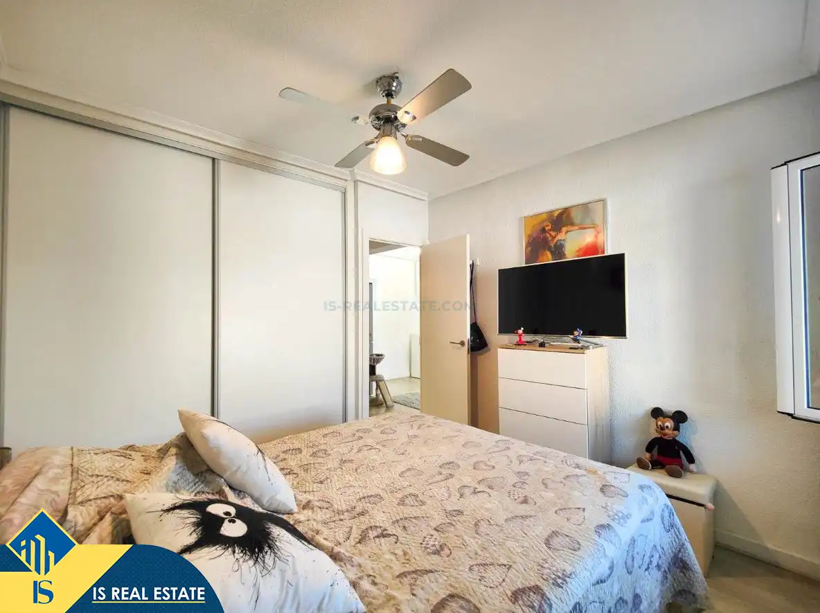 Habitación de Casa adosada en venta en Torrevieja con Aire acondicionado, Calefacción y Jardín privado