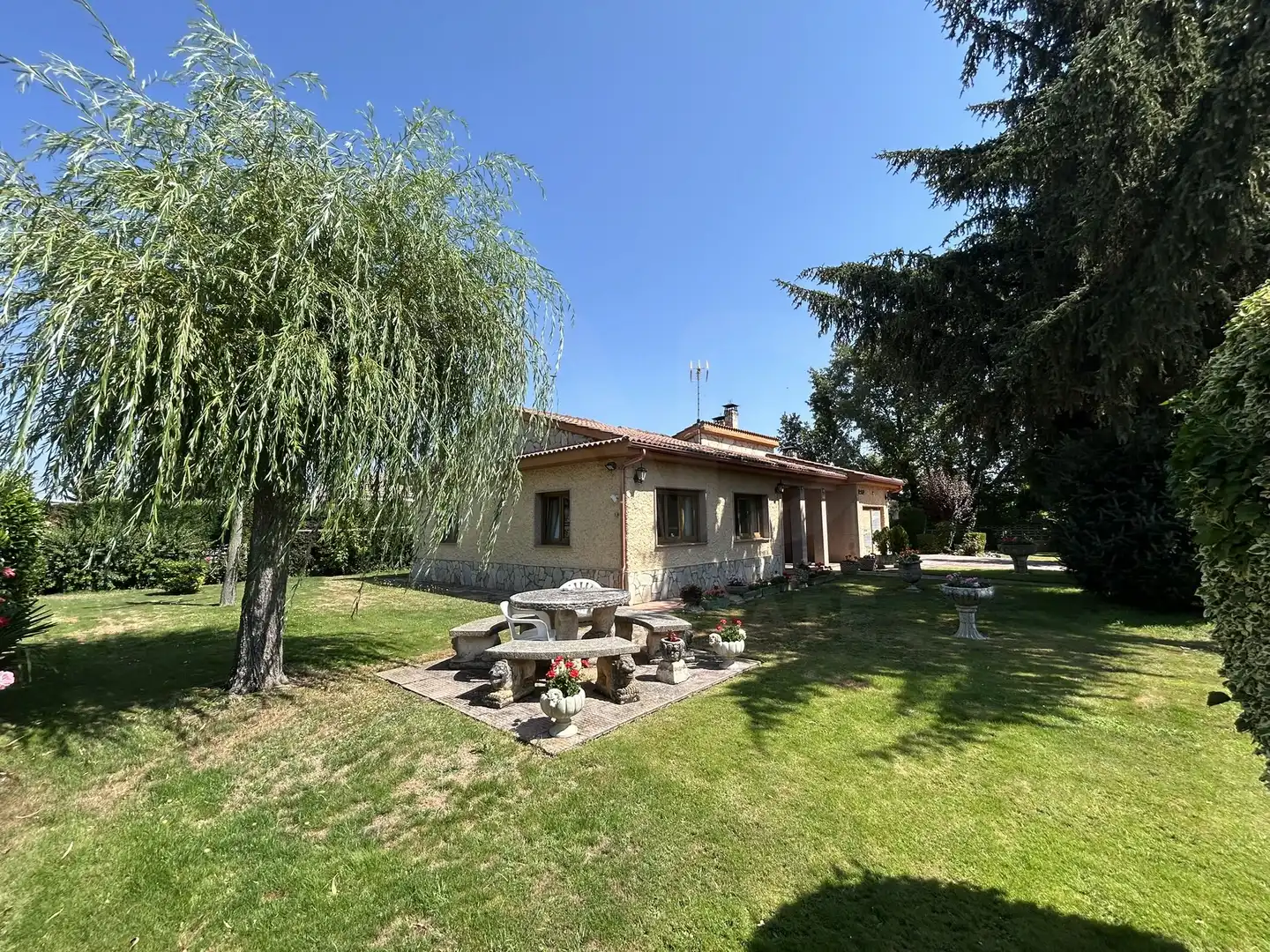 Jardín de Casa o chalet en venta en Villadangos del Páramo con Calefacción, Terraza y Piscina