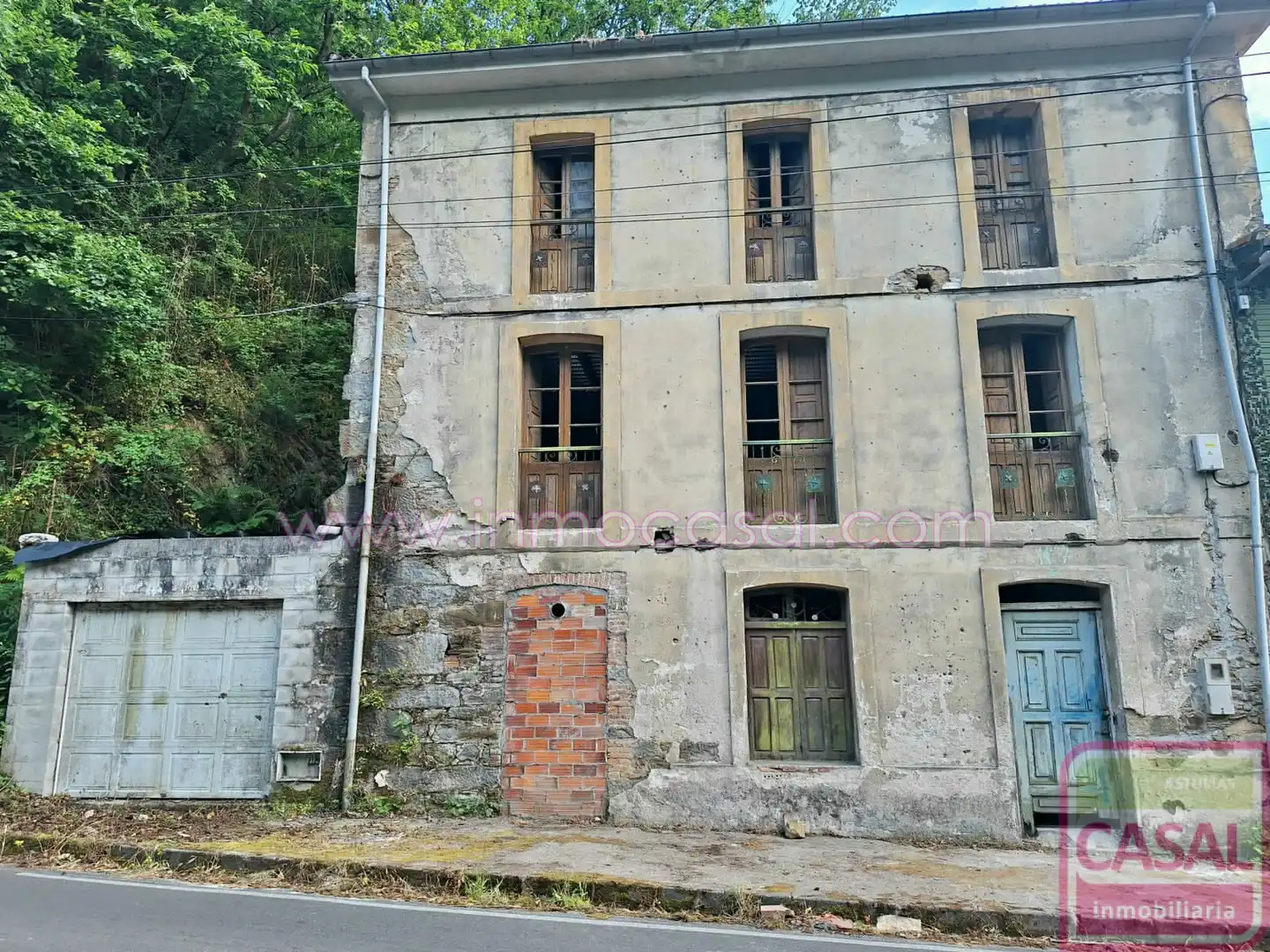 Vista exterior de Edifici en venda en Mieres (Asturias)